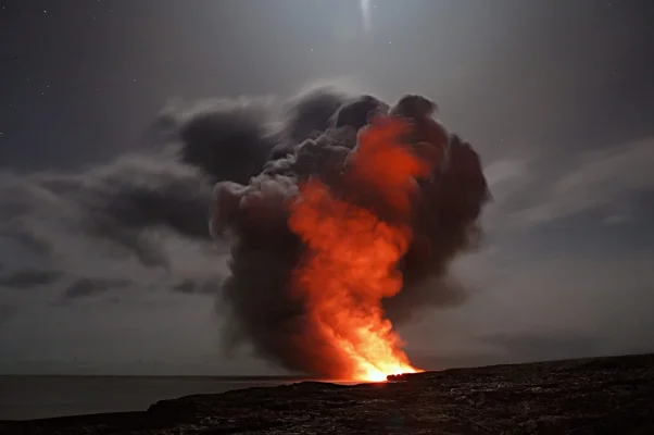 Vulcanul Lewotobi din Indonezia a erupt din nou / Coloana de cenuşă s-a ridicat până la 10.000 de metri