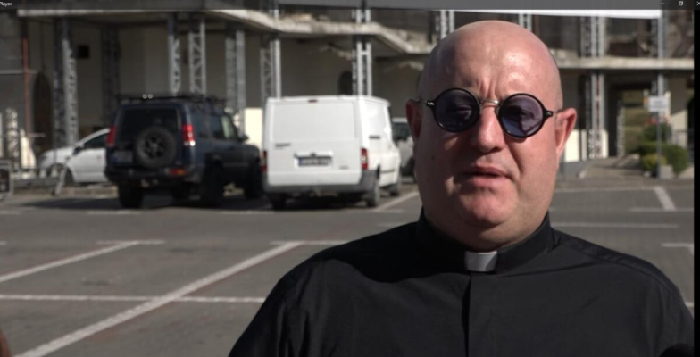 Un preot DJ a mixat la Cluj: Îmi pun sufletul pe scenă ca preot. Transmit mesaje creștine, despre pace, natură, toleranță / „Simt ca și când ar fi un timp petrecut ca într-o familie”