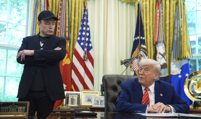 Elon Musk spune că vastul proiect de lege al lui Trump privind impozitele şi cheltuielile, pe care l-a numit „complet nebunesc şi distructiv”, ar distruge locuri de muncă şi ar afecta SUA