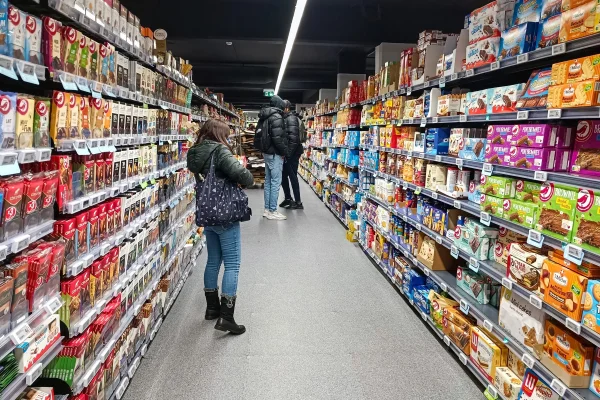 Scumpiri în lanț în SUA. Prețurile produselor de larg consum, afectate de tarifele lui Trump