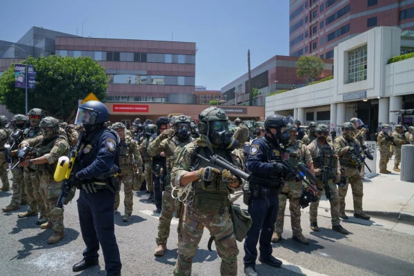 Momentul în care un reporter străin, în mijlocul protestelor din Los Angeles, este ÎMPUȘCAT de Poliție cu un glonț de cauciuc