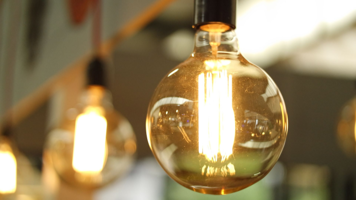 Facturi mai mari la energie din iulie: fără plafonare, unii români vor plăti de trei ori mai mult