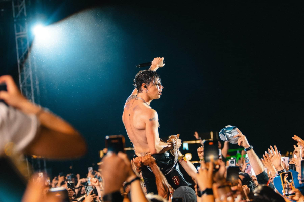 FOTO. Final exploziv la Electric Castle. Surprize boombastice și primele abonamente pentru EC 2026. Yungblud a cucerit Bonțida