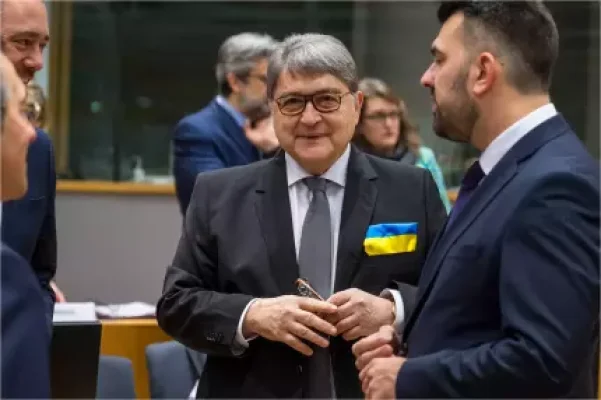 Surse: Coaliția discută demiterea ministrului de Externe, Emil Hurezeanu. Cine l-ar putea înlocui