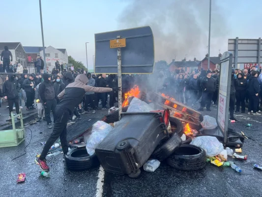 The Telegraph: Regatul Unit s-ar putea îndrepta spre un război civil / Violența a erupt la Ballymena din cauza acuzației de agresiune sexuală contra unei adolescente de către doi băieți de 14 ani de origine română