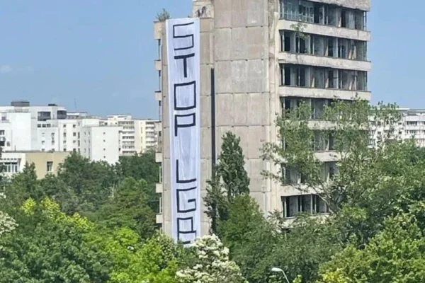 Anchetă a Poliției Capitalei după apariția pe o clădire a unui banner uriaș cu mesajul „STOP LGBT”