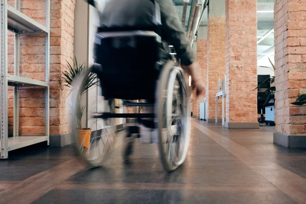Ministrul Muncii, după un control privind situaţia unor persoane cu dizabilităţi aflate în case ale unui bărbat din Bihor: Situaţia impune intervenţie urgentă