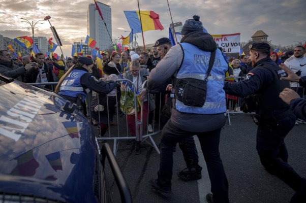 Jandarmi agresați, în timpul protestelor din Piața Victoriei