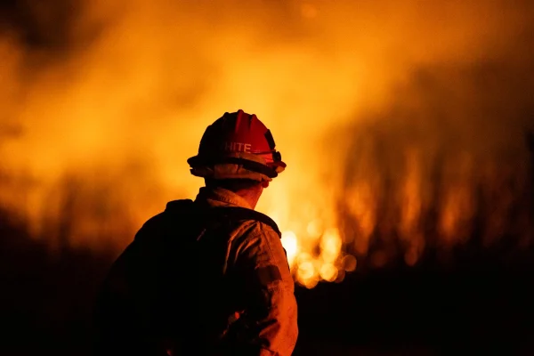 Atenționare de călătorie în Marsilia: incendiu puternic, traficul suspendat pe aeroport, o autostradă și în gară, e posibilă evacuarea unor cartiere întregi