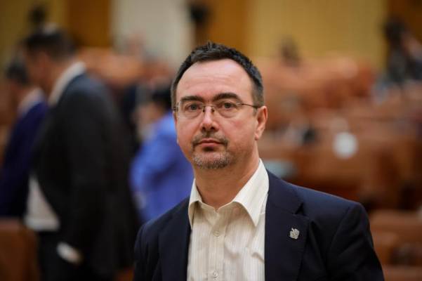 Culmea tupeului. USR vrea ca partidele să plătească din subvenția de la stat avocații pentru consilierii locali