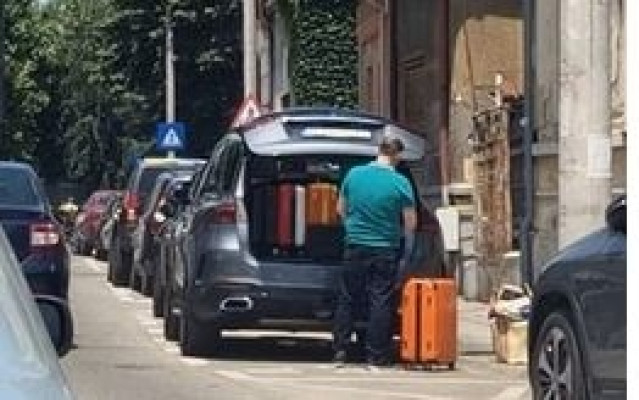 Deputatul PSD Adrian Câciu, în vacanță cu bolidul la care zicea că renunță. A cui e mașină care nu apărea în declarația sa de avere VIDEO