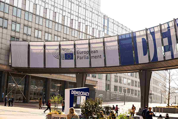 PE: Rezoluţie care solicită extinderea perioadei de finanţare a Mecanismului de Redresare şi Rezilienţă, adoptată