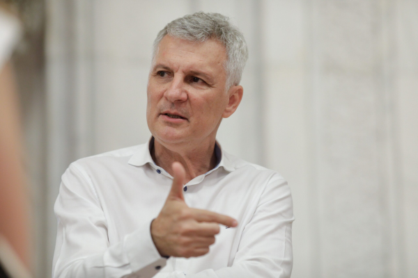 Liderul senatorilor PSD, către partenerii de coaliție: Nu vă jucați cu focul! Încetați să propagați ideea că PSD este vinovat pentru deficit!