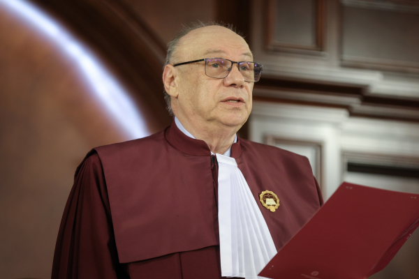 Judecătorii de la Curtea Constituțională pot rămâne fără prima de pensionare de 180.000 de lei