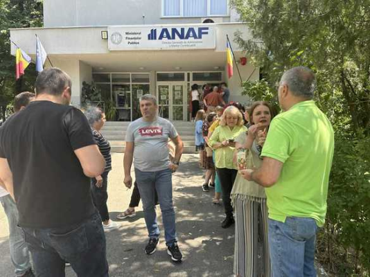 Finanțiștii din Buzău au ieșit pentru a treia zi în stradă: "Am ajuns să aducem de acasă scaune"
