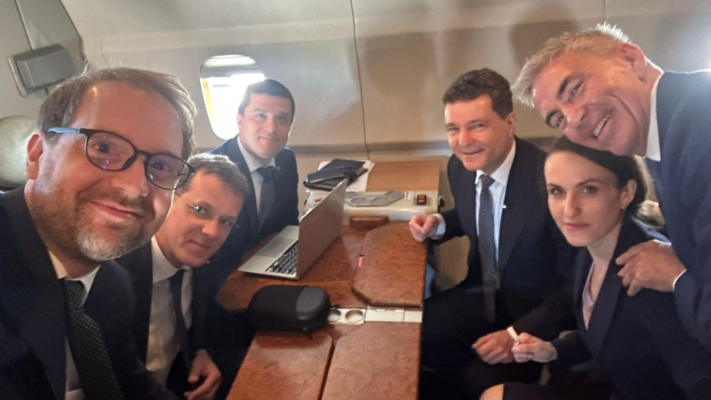Nicușor Dan, selfie în avion cu miniștrii reziști. Ce caută Dominic Fritz în delegația de Germania