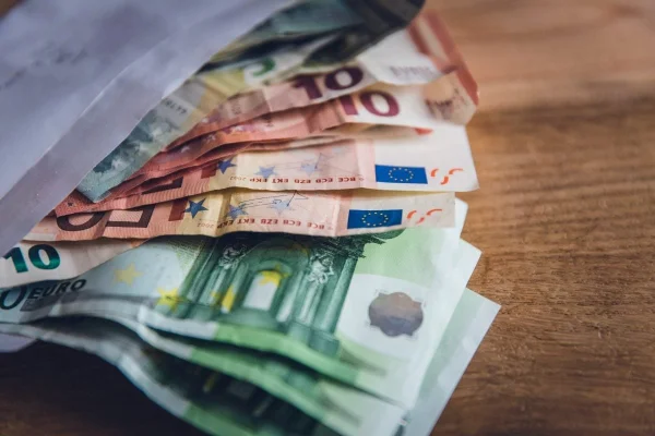 DNA la ISCTR Timișoara: Zece inspectori reținuți pentru luare de mită, „abonamente” pentru transportatori / Taxă de 5.000 de euro pentru protecție
