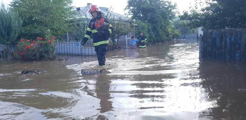 Ploile abundente fac ravagii: drumuri restricționate și cale ferată surpată în mai multe județe