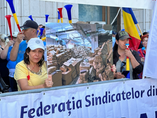 VIDEO-FOTO Au 'spor' la protest! Angajații din administrația fiscală și financiară s-au adunat în fața Ministerului Finanțelor