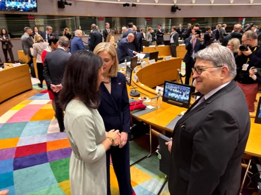 Exclusiv
        Ministrul Hurezeanu, pe făraș? Expert: „Avem nevoie de cineva care să nu învețe la locul de muncă”. Cine ar corespunde profilului