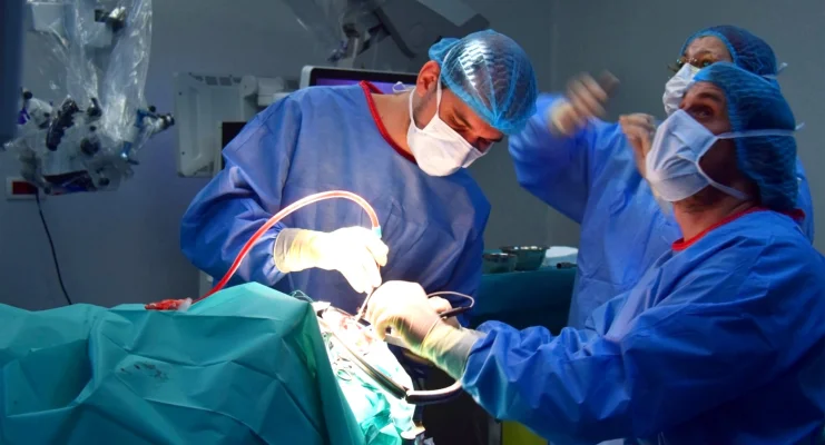 Caz special de tumori tiroidiene lipite de inimă, operate minim invaziv la MedLife Medical Park. Pacienta: „Puteam să mor subit oricând. Mi-au salvat viața și după două zile eram acasă”