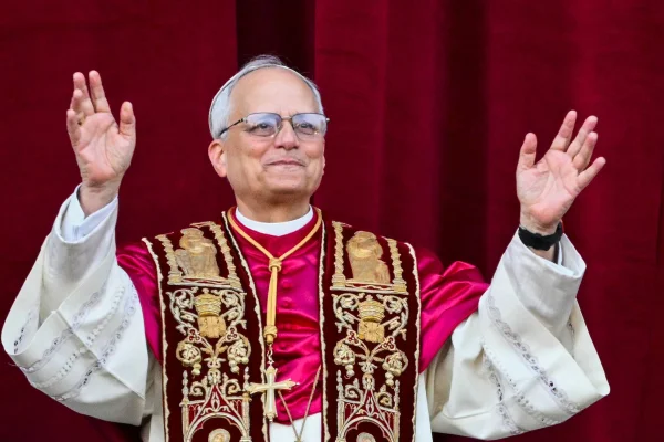 Prima lună de pontificat a Papei Leon, foarte diferită celei a predecesorului său, Francisc