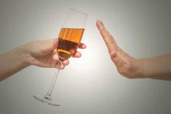 Generația fără mahmureli: De ce tot mai mulți tineri renunță la alcool