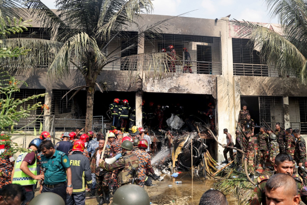 Un avion de vânătoare s-a prăbuşit peste un campus şcolar, în Bangladesh. Cel puțin 19 morți. 50 de răniţi, inclusiv copii