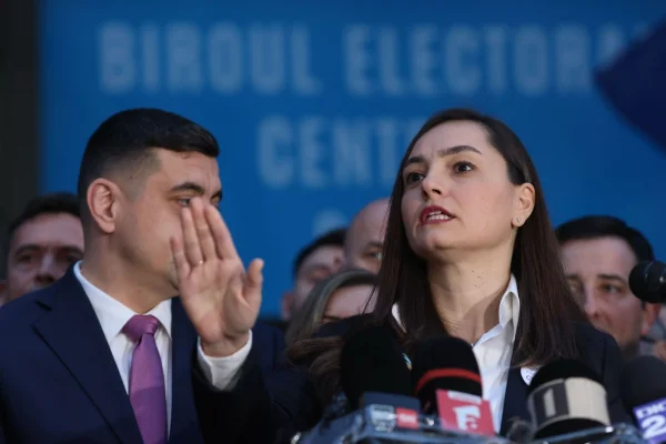 Război total în tabăra suveranistă. Gavrilă, lovitură sub centură pentru Șoșoacă: 'Parlamentarii SOS au fost vânduţi la grămadă. E unelta sistemului'