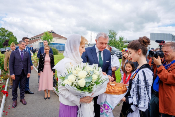 Familia Regală, întâmpinată de Garda de Onoare la baza militară Kildare din Irlanda: O mulţime de lucruri ne unesc