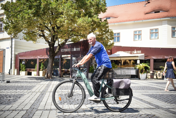 Un livrator din Sibiu de 56 de ani merge cu bicicleta din Asia, până în Africa / Anul trecut a parcurs peste 8.000 de km, vizitând toate județele țării și zece țări europene / ”România e foarte frumoasă, dar dacă ar fi și oamenii mai buni”