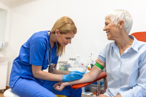 Un test de sânge poate prezice vârsta biologică și durata de viață