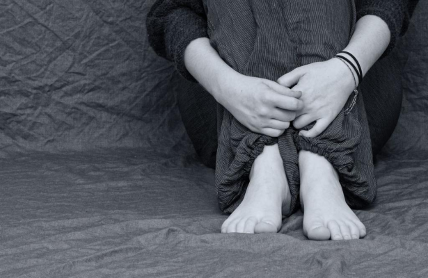 Şoferul unui microbuz şcolar din Olt a agresat sexual de mai multe ori o elevă în 12 ani / Bărbatul şi-a recunoscut faptele şi a încheiat un acord de recunoaştere a vinovăţiei / El a fost condamnat la trei ani de închisoare cu suspendare