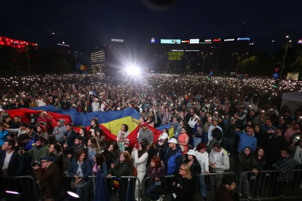 VIDEO Cine s-a infiltrat și a fost evacuat la manifestația din Piața Victoriei/ Nicușor Dan: „Când vorbesc despre România, oamenii au lacrimi în ochi”/ Fondatoarea spitalului de copii „Dăruiește viață”, apel către Diaspora: „Vă rugăm din suflet, nu ne pedepsiți pe noi pentru ce au făcut politicienii”