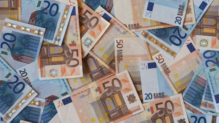 Leul, la minim istoric. Euro a depășit pragul de 5 lei. „Instabilitatea politică duce la instabilitate economică”