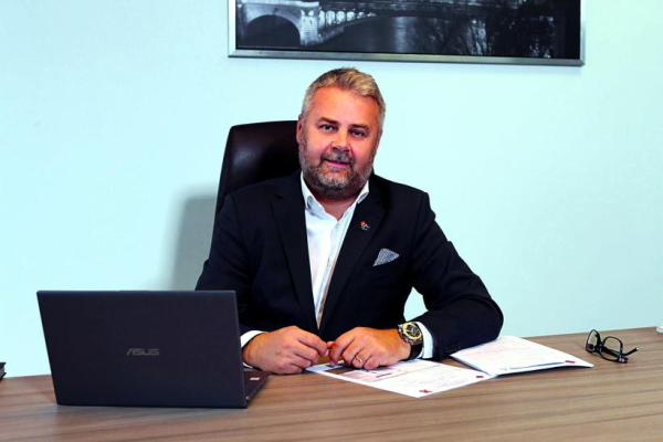 Ministrul Miruță laudă un director din subordine care și-a „tăiat” salariul, după ce, anterior, i-a fost dublat