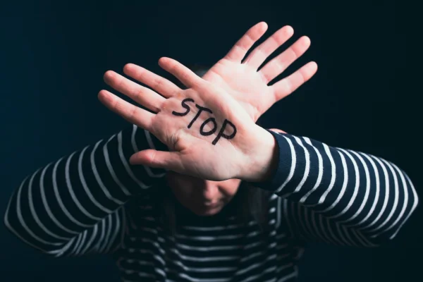 Legea care majorează pedepsele în cazurile de violență a fost adoptată. Urmărirea penală, posibilă chiar dacă victima își retrage plângerea
