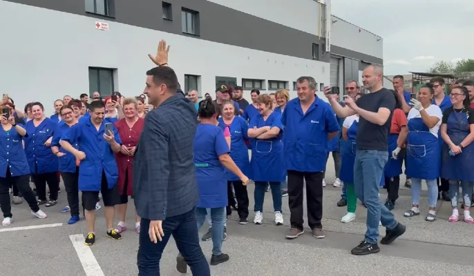 Cum a fost regizată vizita lui George Simion în fabrica din Alba Iulia: „Sună alarma”