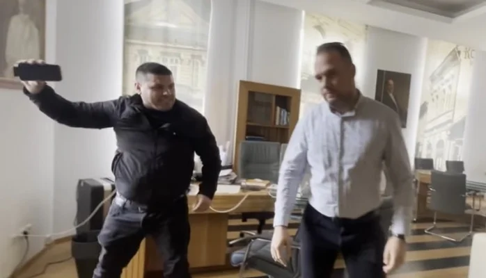 Angajații primăriei din Sfântu Gheorghe anunță că au fost amenințați cu moartea după ce ”provocatori din AUR” au intrat cu forța în instituție