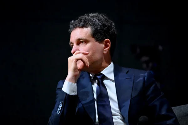 AUR acuză că echipa și susținătorii lui Nicușor Dan „continuă ilegal activitățile de promovare electorală”