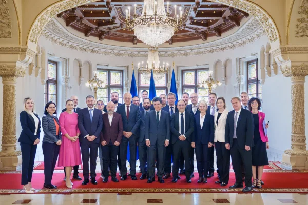 Negocieri la limită pentru noul Guvern: taxe, tăieri și un posibil premier