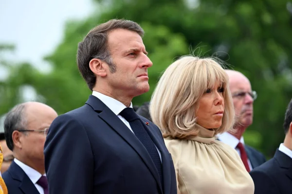 Palatul Elysee dezminte că Brigitte Macron l-a BRUSCAT pe Emmanuel Macron la coborârea din avion în Vietnam