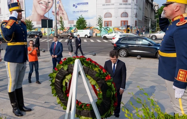 VIDEO Cu Iliescu în spital, Nicuşor Dan a depus coroane de flori în memoria victimelor Mineriadei din 1990