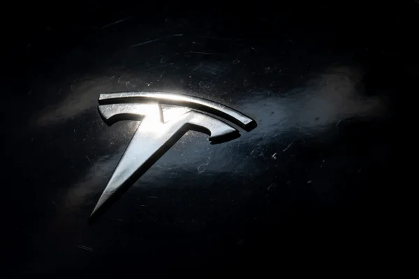 Tesla îngheață comenzile în China pe fondul războiului tarifar lansat de Trump
