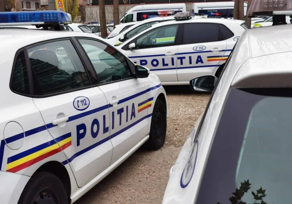 Femeia care şi-a aruncat fiica de şapte ani de la etajul 5 al unui bloc din Capitală şi apoi s-a aruncat şi ea este cercetată penal pentru violenţă în familie în modalitatea tentativei de omor calificat / Fetița este internată în stare critică