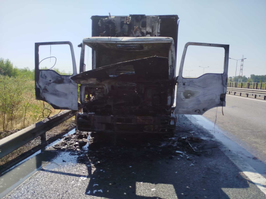 Camion în flăcări pe Autostrada Transilvania. Pompierii au stins incendiul