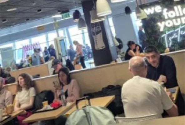 George Simion, fotografiat la Varșovia, în ziua validării de către CCR a alegerilor prezidențiale