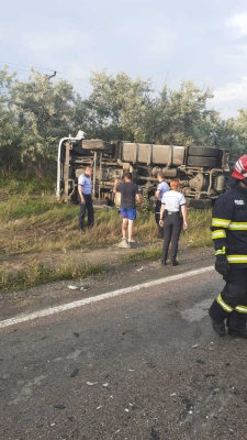 Trafic blocat pe DN 6, la ieşire din Orşova, din cauza unui autotren răsturnat pe şosea după ce a lovit un parapet / Combustibilul din autovehicul se scurge în Dunăre / Au fost anunţate Garda de Mediu şi Apele Române