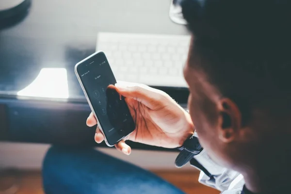 Noi reguli UE: Producătorii de telefoane, obligați să ofere actualizări timp de 5 ani și piese timp de 7 ani