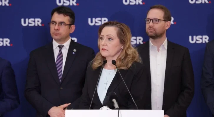 PUCI pentru EXECUȚIA Elenei Lasconi. USR merge pe mâna lui Nicușor Dan / Lasconi REACȚIONEAZĂ: „Cred că USR face jocurile sistemului”